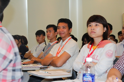 Chăm chú theo dõi.