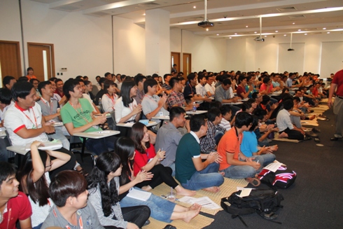 Cả khán phòng “cười rần rần” và liên tục vỗ tay không ngớ trước sự hài hước và dí dỏm