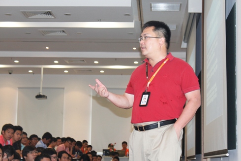 Lúc cao hứng, chủ tịch Hoàng Nam Tiến còn hát một bài hát STCo “Đừng xa em đêm nay” bằng tiếng Anh.