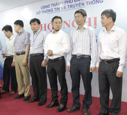 Nguyễn Tuấn Phương - Giám đốc FPT Software Đà Nẵng (thứ hai tính từ bên phải) đại diện cho Công ty lên nhận bằng khen từ Chủ tịch Ủy ban Nhân dân thành phố Đà Nẵng