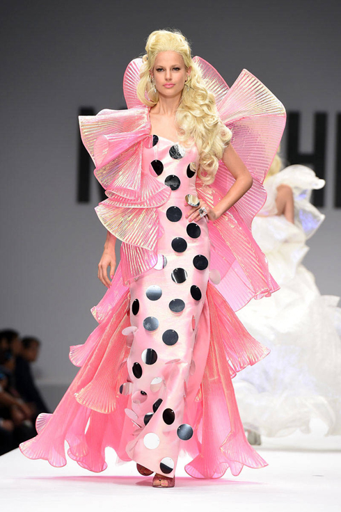 Bộ đầm nổi bật của nhà mốt Moschino, Milan Fashion Week.