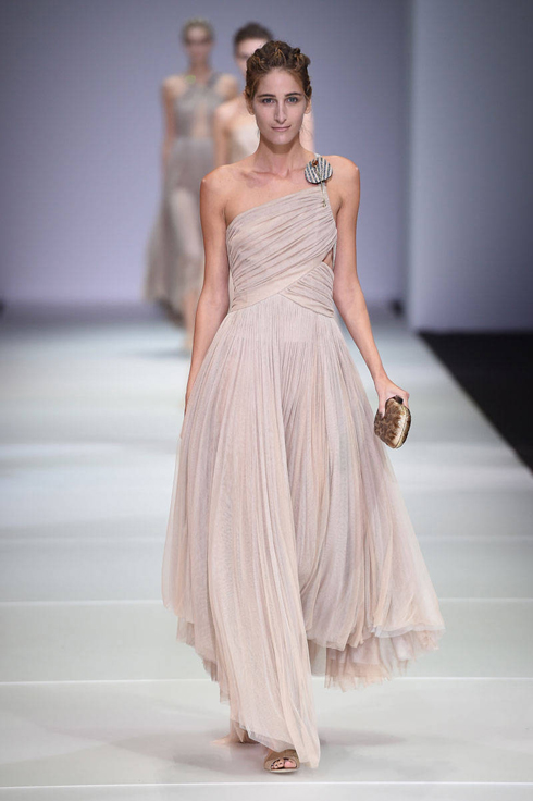 Bộ đầm mang đậm phong cách Giorgio Armani, Milan Fashion Week.