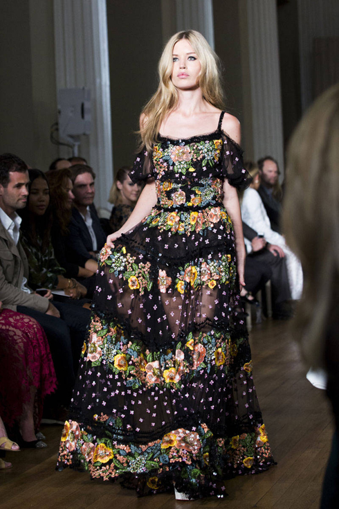 Chiếc đầm dài phong cách vintage của Marchesa, London Fashion Week