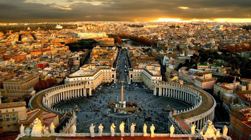 Vatican là quốc gia nhỏ nhất thế giới với diện tích chỉ 0.2 dặm vuông (0.52 km²). Giáo hoàng lãnh đạo đất nước chỉ có dân số 770 người này. Vatican bao quanh đại giáo đường thánh Peter (St. Peter's Basilica) và được coi là trung tâm tinh thần của Công giáo Roman trên thế giới.