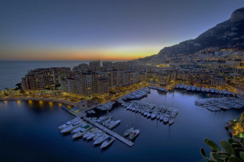 Monaco là địa điểm du lịch nổi tiếng với sòng bài Monte Carlo và công nương Grace Kelly. Quốc gia này nằm dọc theo vùng Riviera trên bờ biển Địa Trung Hải gần Nice, Pháp, có diện tích 0.7 dặm vuông (1.81 km²) và dân số 32.000 người.