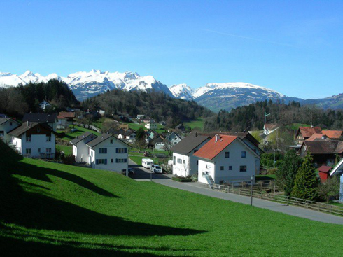 Liechtenstein có dân số 34.000 người và diện tích 62 dặm vuông (160.58 km²). Nằm trên sông Rhine giữa Thụy Sĩ và Áo trong dãy Alps, đất nước nhỏ bé này có rất nhiều đặc trưng hấp dẫn. Đặc biệt vào mùa đông bạn có thể trải nghiệm trượt tuyết ở đây.