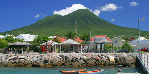 Saint Kitts và Nevis là một quốc gia liên bang hai hòn đảo ở Tây Ấn. Nó có dân số 39.000 người và diện tích 104 dặm vuông (269.36 km²).