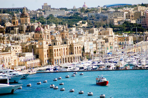 Quốc đảo Malta nằm ở phía nam đảo Sicily, Ý, có dân số 400.000 người và diện tích 122 dặm vuông (315.98 km²).
