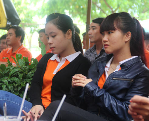 Buổi sáng trời mua rất lớn nhưng sinh viên vẫn đến tham dự trao tặng danh hiệu “Ong vàng Poly” học kỳ Summer 2014 tại Cafe Thư Viên, 46 Bạch Đằng, quận Hải Châu, TP Đà Nẵng rất đông đủ.
