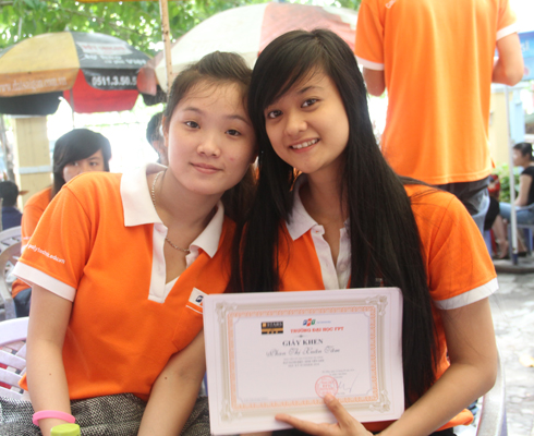Sinh viên chụp hình cùng bạn bè sau khi vinh dự được nhận bằng khen và phần thưởng từ nhà trường.