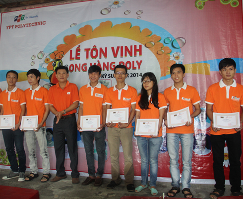 Thầy Nguyễn Khánh - Trưởng ban Đào tạo FPT Polytechnic Đà Nẵng đại diện nhà trường lên trao giấy khen cho sinh viên đạt thành tích xuất sắc trong năm học qua.