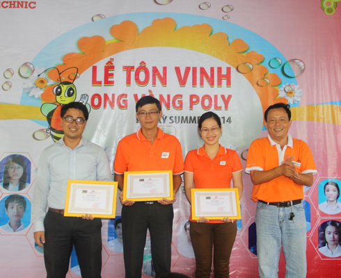 Thầy Lê Văn Duẫn tuyên dương 3 giảng viên đạt thành tích xuất sắc.