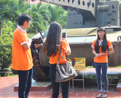 Một nhóm sinh viên đang chọn chủ đề về chiến tranh thông qua hình ảnh chiếc xe tăng.