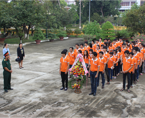 Các sinh đang được cán bộ Bảo tàng Hồ Chí Minh, chi nhánh Quân khu 5 hướng dẫn và chỉ bảo một số điều trước khi bước vào nghi lễ dâng hoa và viếng hương.