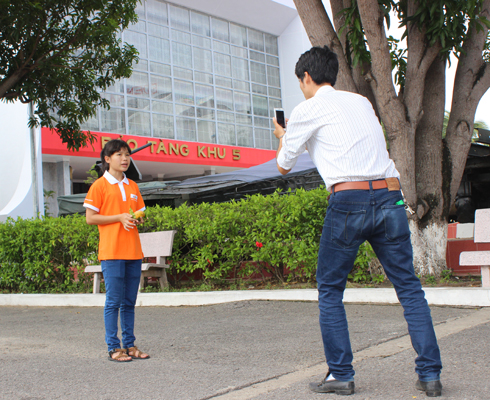 Thầy Nguyễn Phước Bảo Huy đích thân ra tay để quay video giúp sinh viên.