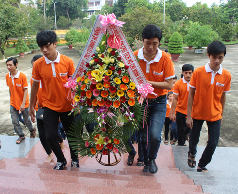 Sinh viên đi vào Bảo tàng để bắt đầu nghi lễ dâng hoa và viếng hương.