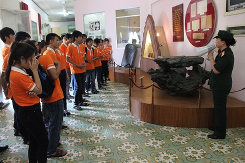 Cán bộ Bảo tàng Hồ Chí Minh, chi nhánh Quân khu 5 đang chia sẻ cho sinh viên về những bức ảnh lịch sử gắn liền với cuộc đời và sự nghiệp của Bác.