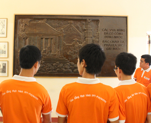 Các sinh viên Cao đẳng FPT Đà Nẵng tỏ ra hứng thú và tò mò về những hiện vật lịch sử tại Bảo tàng.