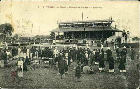 Trường đua ngựa mà nhiều người hay gọi là sân Quần ngựa ở Hà Nội có từ rất sớm. Cuốn “Le Vieux Tokin” (Bắc kỳ xưa) cho biết cuộc đua ngựa đầu tiên ở Hà Nội diễn ra ngày 15/7/1886 trong khuôn khổ những hoạt động mừng Quốc khánh Mẫu quốc năm ấy của đạo quân chiếm đóng và phải 2 năm sau (1888) Tourane (Đà Nẵng) và Nam Định mới có nơi đua ngựa…