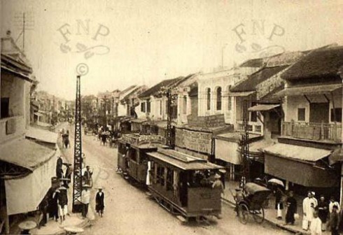 Phố Hàng Đào. Rue de la Soie – tên gọi chính thức bằng tiếng Pháp trong bản đồ hành chính thành phố Hà Nội – đủ để giải thích tên gọi “Hàng Đào”. Đây chính là phố bán các loại vải vóc, tơ lụa mà có lẽ là loại vải màu điều (đào/đỏ).