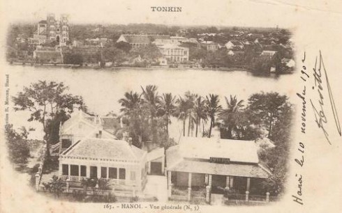 Cảnh quan Hồ Gươm nhìn từ bờ phía Đông. Dòng lưu bút ghi bên lề tấm bưu ảnh (ngày 10/11/1902) cho biết tấm hình này phải được chụp trước thời gian nó được in thành bưu ảnh.