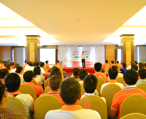 Hội thảo Phát triển kinh doanh 2014 bắt đầu vào lúc 13h30 với sự tham gia của hơn 135 trưởng, phó phòng kinh doanh trên toàn quốc và đơn vị tại Campuchia cùng lãnh đạo cấp cao của FPT Telecom