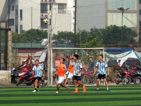 BU10 (áo sọc trắng xanh) đã vươn lên đầu bảng FSU1 League 2014 sau vòng 5.