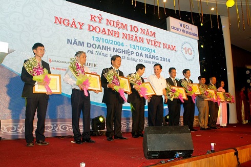 Anh Nguyễn Tuấn Phương (ngoài cùng bên trái), Giám đốc FPT Software Đà Nẵng, đại diện đơn vị lên nhận phần thưởng từ tay Chủ tịch UBND TP Văn Hữu Chiến.