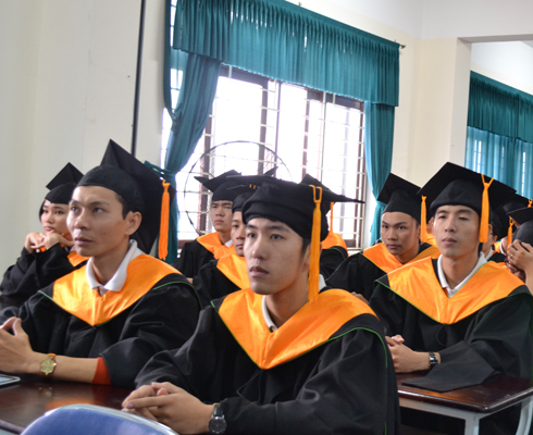 Ngày từ 7h30, 45 sinh viên khóa 8.2 đã có mặt đông đủ tại hội trường của FPT Polytechnic Đà Nẵng để dự lễ phát bằng tốt nghiệp trong niềm vui.