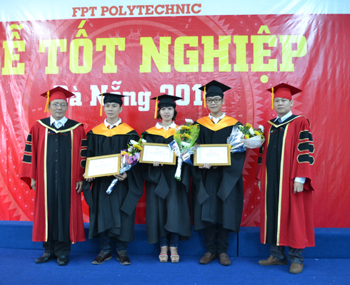 3 sinh viên Lê Trung Hiếu (PD00368), Nguyễn Thị Hằng Nga (PD00392) và Nguyễn Đức Quốc Việt (PD00286) đã được FPT Polytechnic Đà Nẵng trao tặng thêm bằng khen và phần thưởng trị giá 1 triệu đồng.