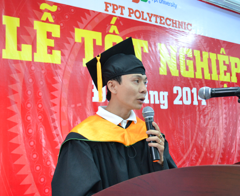 Nguyễn Đức Quốc Việt thay mặt 45 sinh viên tân cử nhân phát biểu cảm ơn đến quý thầy cô tại FPT Polytechnic Đà Nẵng.
