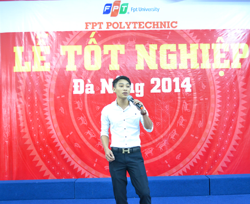 Trước khi bước phần nghi lễ trao bằng tốt nghiệp, Ban tổ chức đã gửi đến chương trình 3 tiết mục văn nghệ do sinh viên FPT Polytechnic Đà Nẵng thể hiện.
