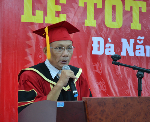 Giám đốc FPT Polytechnic Đà Nẵng Lê Văn Duẫn phát biểu tại lễ trao bằng tốt nghiệp.