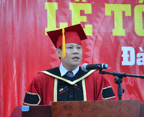 Thầy Nguyễn Khánh, Trưởng Ban Đào tạo đọc quyết định công nhận sinh viên tốt nghiệp của hiệu trưởng Đại học FPT.