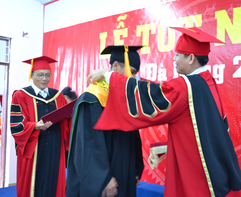 Thầy Nguyễn Khánh, Trưởng Ban Đào tạo trao vòng nguyệt quế cho sinh viên với ý nghĩa công nhận một người đã trưởng thành và bắt đầu cống hiến cho cộng đồng, đất nước.