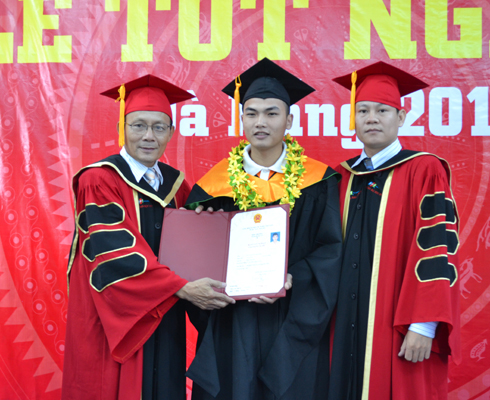Giám đốc FPT Polytechnic Đà Nẵng Lê Văn Duẫn trao bằng tốt nghiệp và chụp hình lưu niệm cùng sinh viên.