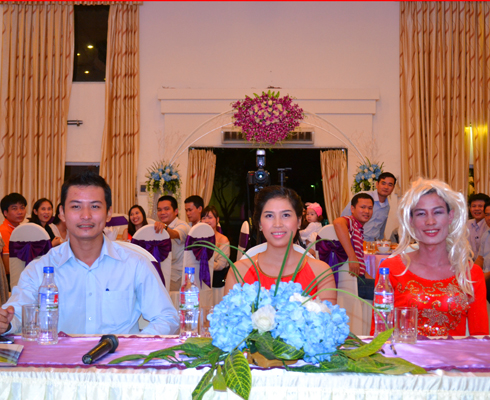 hành phần Ban giám khảo gồm: Nguyễn Thị Vi Hằng, Jeny Nam (tóc vàng) và Vũ Hải Bình
