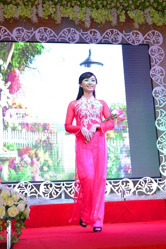 Mở đầu phần thi của 7 thí sinh chính là biểu diễn trang phục áo dài truyền thống của người Việt Nam