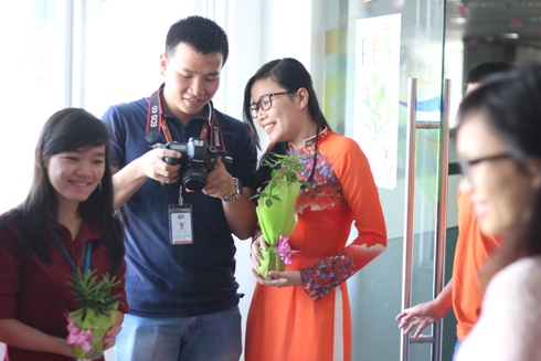 Tay máy Nguyễn Thế Vinh từ ĐH FPT mới gia nhập công ty cũng tích cực tham gia ghi lại khoảnh khắc đẹp của chị em.