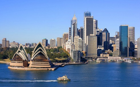 Sydney, Australia. Thực chất thủ đô của nước này là Canberra. Thành phố Sydney có nhiều điểm du lịch nổi tiếng như nhà hát Opera Sydney, cầu Cảng (Harbour Bridge)… Mỗi năm Sydney thu hút hàng triệu khách du lịch từ khắp nơi trên thế giới.