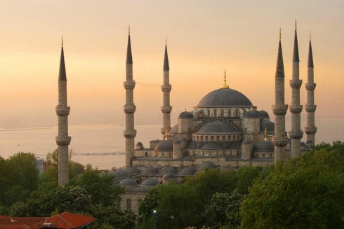 Istanbul, Thổ Nhĩ Kỳ. Thành phố này từng là thủ đô của hai đế chế lớn trên thế giới (Byzantine và Ottoman) trong suốt hơn 1.500 năm cho đến khi Ankara trở thành thủ đô năm 1923. Tuy nhiên, những địa điểm du lịch như nhà thờ Thiên chúa giáo Aya Sofya hay đền thờ Hồi giáo Blue Mosque khiến nhiều người vẫn cho rằng Istanbul mới là trái tim của Thổ Nhĩ Kỳ.