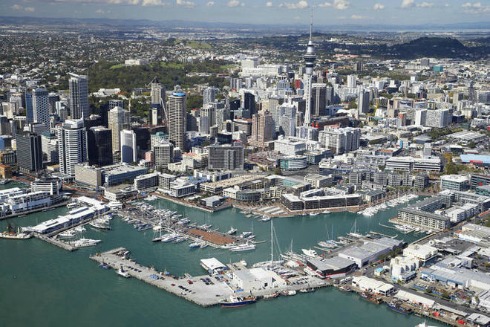 Auckland, New Zealand. Auckland lớn hơn thủ đô Wellington và là trung tâm kinh tế của New Zealand. Thành phố này được mệnh danh là thành phố của những chiếc buồm, thường xuyên có các giải đua thuyền buồm lớn nhất thế giới được tổ chức tại đây. Auckland được tạp chí Forbes bình chọn là một trong những thành phố đáng sống nhất thế giới.