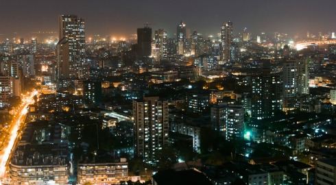 Mumbai, Ấn Độ. Nếu lấy các tiêu chí như dân số, tầm quan trọng về mặt văn hóa và tài chính để chọn thủ đô cho Ấn độ thì Mumbai (trước đây là Bombay) sẽ vượt qua New Delhi. Thành phố Mumbai, trung tâm tài chính của Ấn Độ, còn được biết đến với ngành công nghiệp điện ảnh lớn, Bollywood.