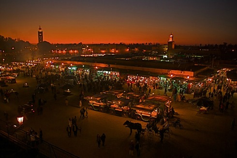 Marrakesh, Maroc. Thành phố này là một trong những thành phố nổi tiếng và quan trọng nhất của đất nước Bắc Phi Maroc. Marrkesh thu hút hơn 2 triệu khách du lịch mỗi năm tới thăm với những điểm nổi tiếng như quảng trường đông đúc nhất châu Phi Djemaa el-Fna, các khu chợ trời souk…Thủ đô chính thức của Maroc là Rabat.