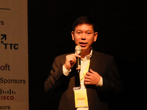 Với chủ đề SMAC - cơ hội cho các doanh nghiệp trẻ ASEAN, Giám đốc Công Nghệ FPT Nguyễn Lâm Phương đã trình bày những mô hình mới mà các doanh nghiệp có thể nghiên cứu để áp dụng trong việc đón đầu xu hướng mới. Anh cũng khẳng định cơ hội bình đẳng cho tất cả mọi người khi tham gia cuộc chơi này.