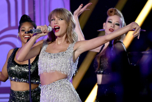 Trên sân khấu VMAs, trang điểm mắt và bộ đồ có thể nổi bật nhưng màu đỏ của Taylor Swift vẫn tỏa sáng như thường.