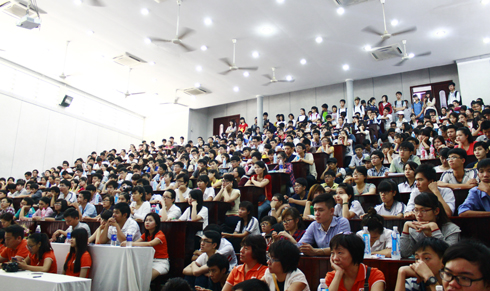 Hơn 700 sinh viên đã ngồi kín các hàng ghế, lối đi và khoảng trống cuối hội trường.