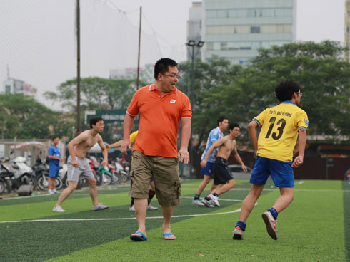 Dù không trực tiếp tham gia đầy đủ các trận đấu, nhưng sự góp mặt của Chủ tịch FPT Software Hoàng Nam Tiến đã truyền lửa cho các cầu thủ trên sân.