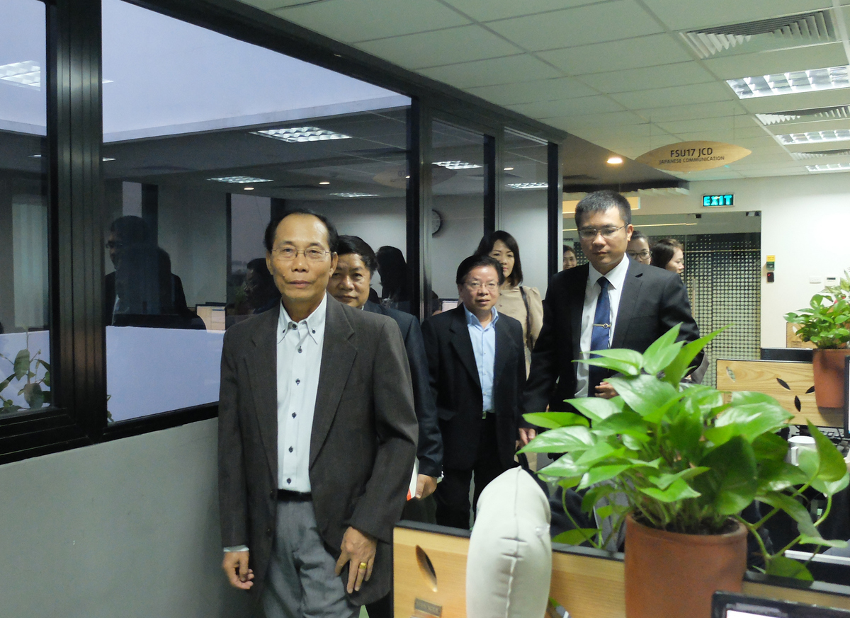 <p> Chiều ngày 6/11, đoàn Bộ Bưu chính và Viễn thông Lào (BCVT) do Thứ trưởng Sithong Thongkeo dẫn đầu, đã đến thăm và làm việc với FPT tại tòa nhà F-Ville, Khu Công nghệ cao Hòa Lạc, Hà Nội.</p>