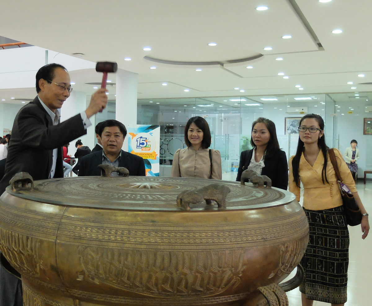 <p> Ngay khi dừng chân ở tòa nhà giảng đường, đại diện ĐH FPT giới thiệu với Thứ trưởng Sithong Thongkeo về chiếc trống đồng ở sảnh vào. Ông gõ thử 3 tiếng trống trong vỗ tay hân hoan của các sinh viên trong trường.</p>